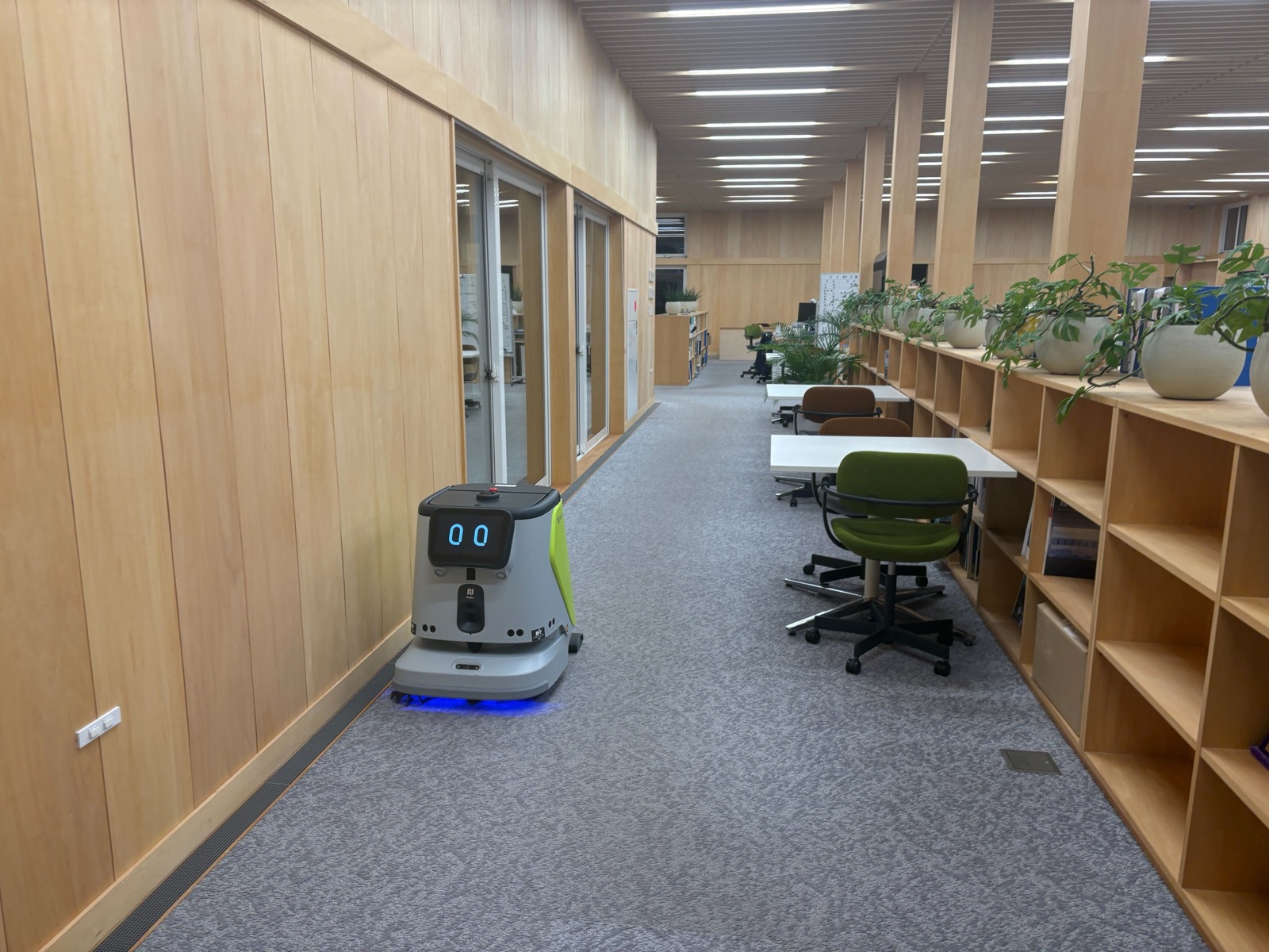 PUDU CC1 オフィス廊下での清掃